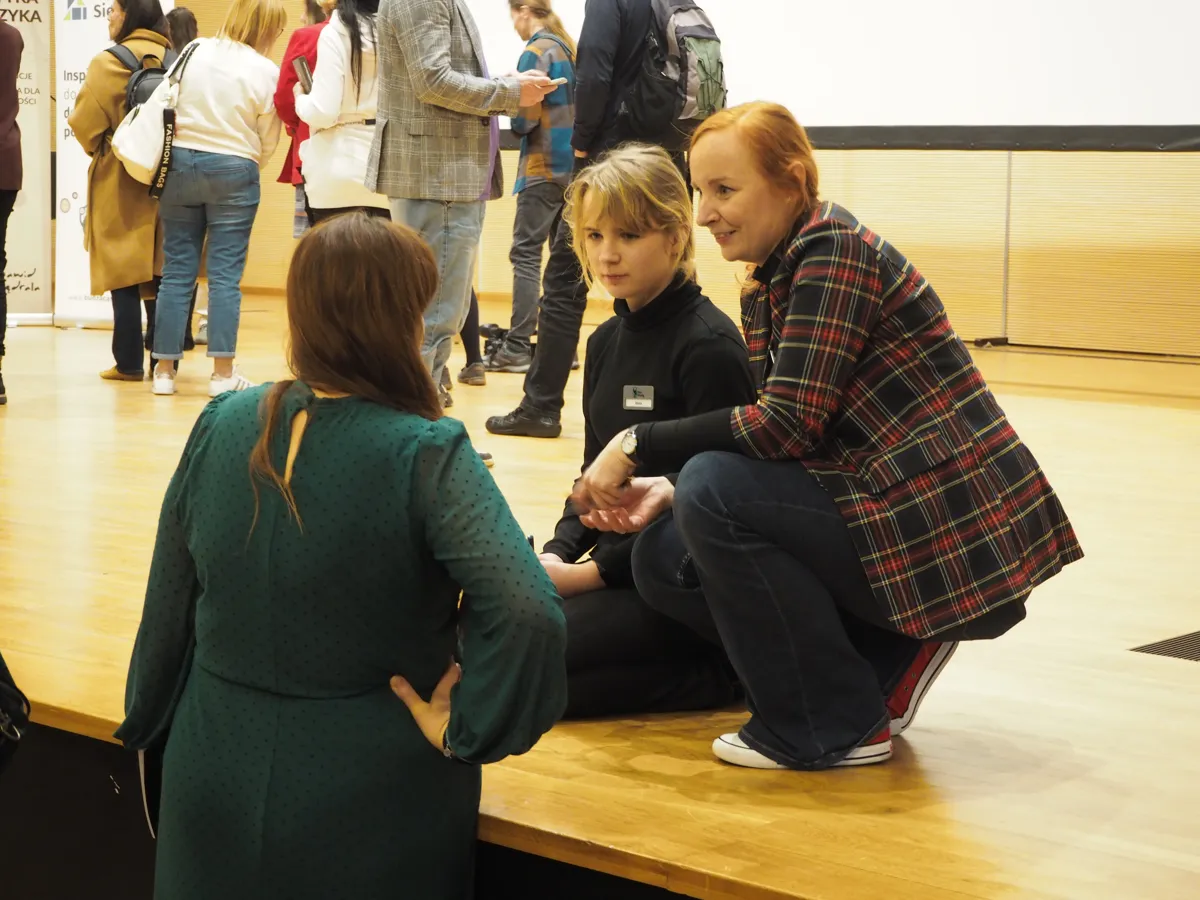 Kinga i Basia rozdają autografy